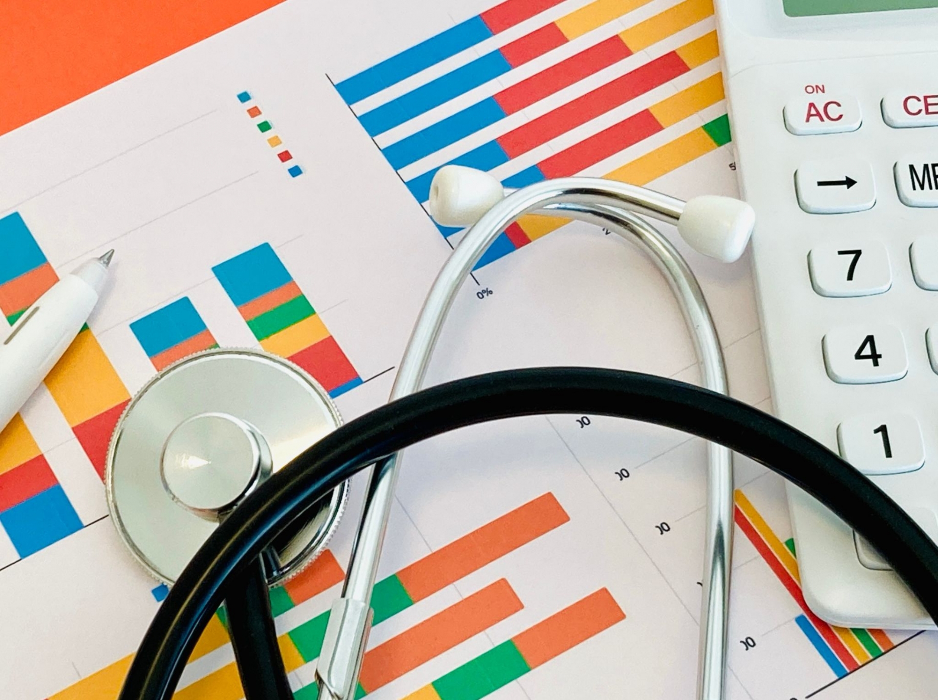 カラフルなグラフと聴診器と電卓